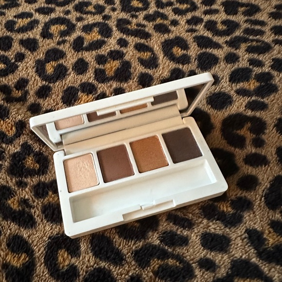 Like New! Clinique eyeshadow quad - Picture 7 of 7